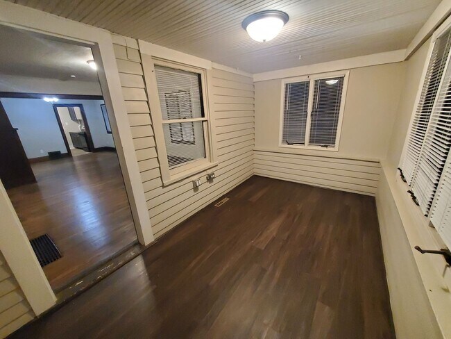 Building Photo - 2 Bedroom, 1 Bathroom home with large garage