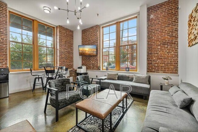 Building Photo - 154 Ave E