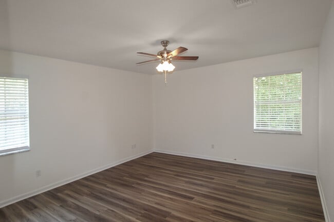 Building Photo - 5897 Somerset Dr