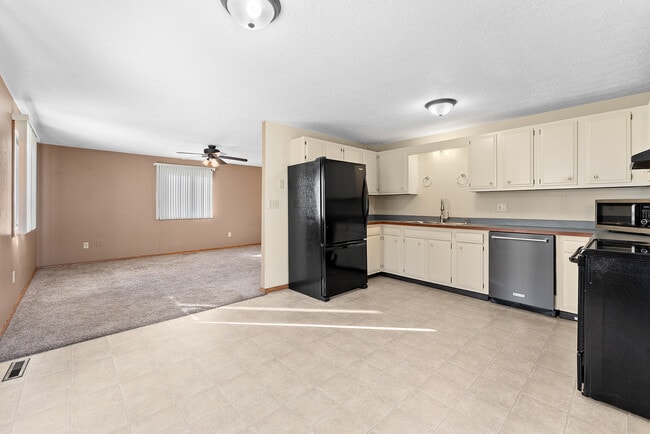 Kitchen - 4012 E 24th St