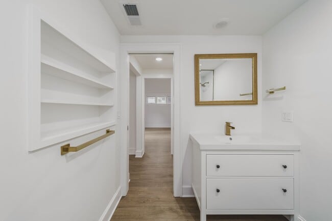 Building Photo - Knott House