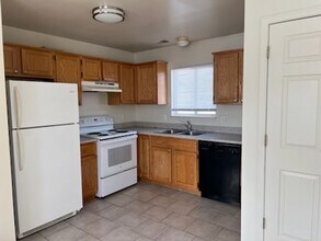 Building Photo - Roseville 8 Unit