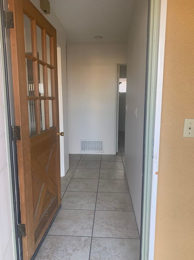 Building Photo - Three Bedroom Home in Beautiful Neighborhood