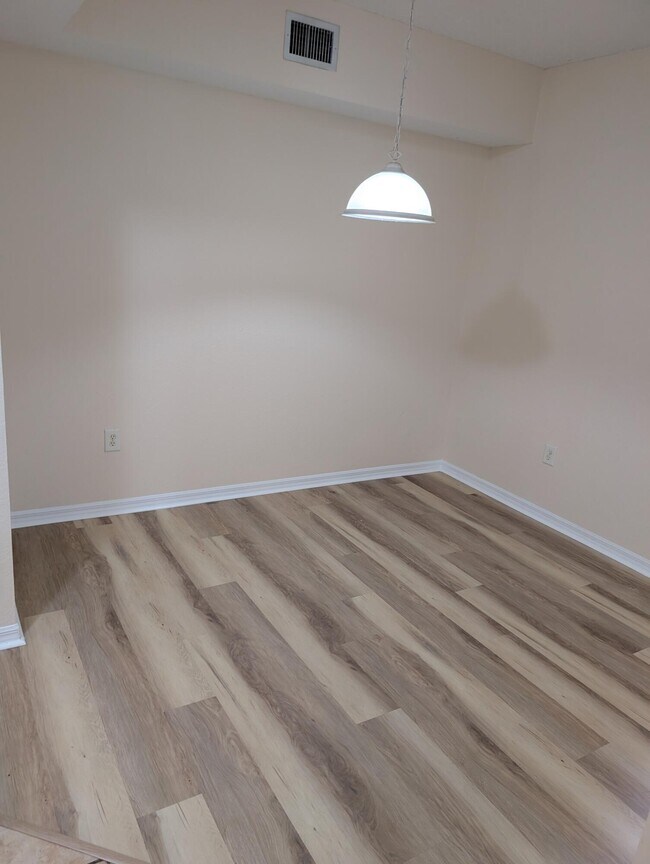 Building Photo - 350 Crestwood Cir