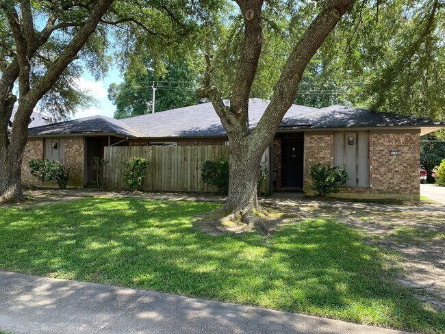 Primary Photo - 1BR/1BA Apartment next to Southwood High S...