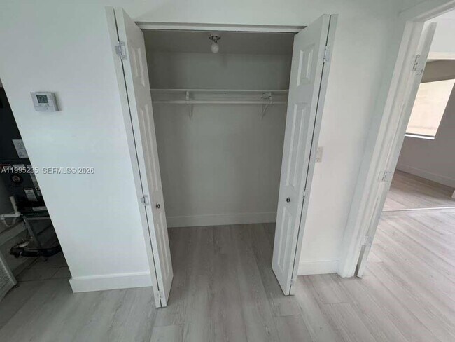 Building Photo - 230 E 56th St