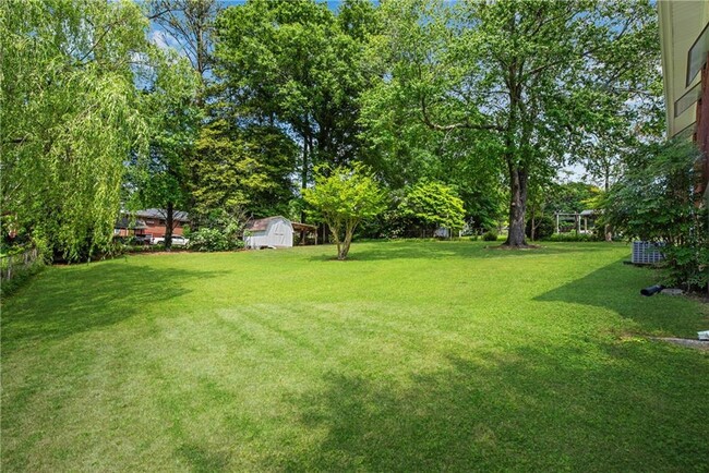 Building Photo - 718 Birchwood Ln SW