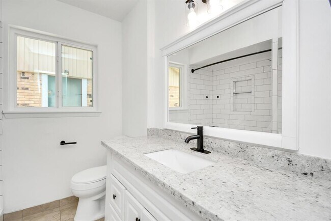 Building Photo - 10951 Shadow Wood Dr
