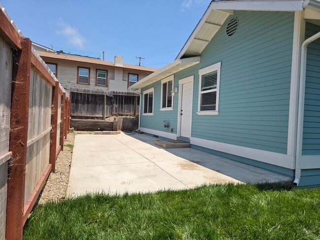 Building Photo - Adorable Beach-Close 2 Bedroom Bungalow in...