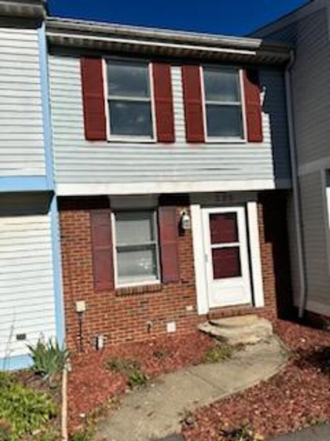 Primary Photo - 2-bedroom, 1.5-bathroom townhouse in Imper...