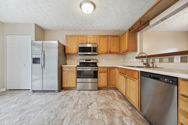 Building Photo - 2005 Rathie Dr