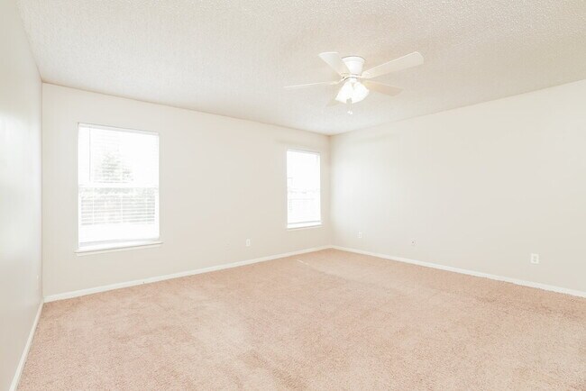 Building Photo - 3211 Woodglen Dr