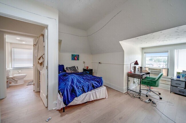 Building Photo - Massive Newly Renovated 11-Bedroom House o...