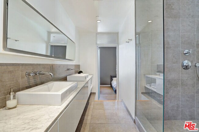 Building Photo - 123 Kings Rd