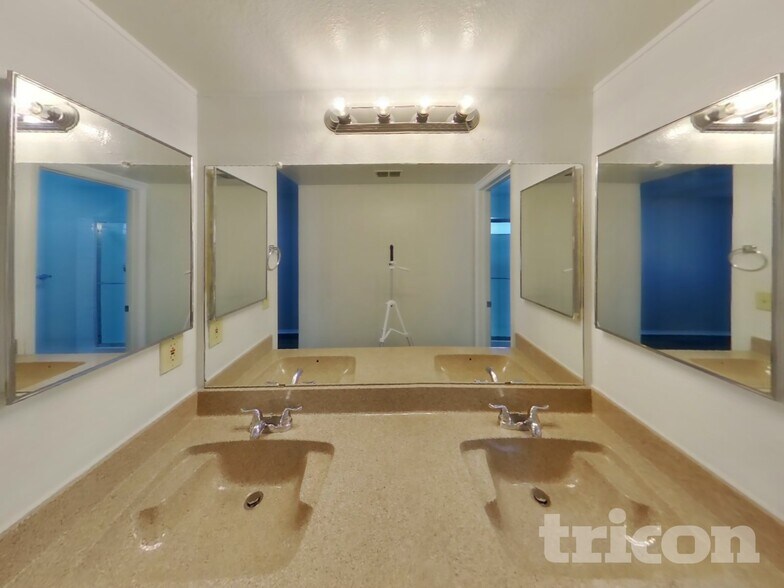 Building Photo - 10906 W Calle del Sol