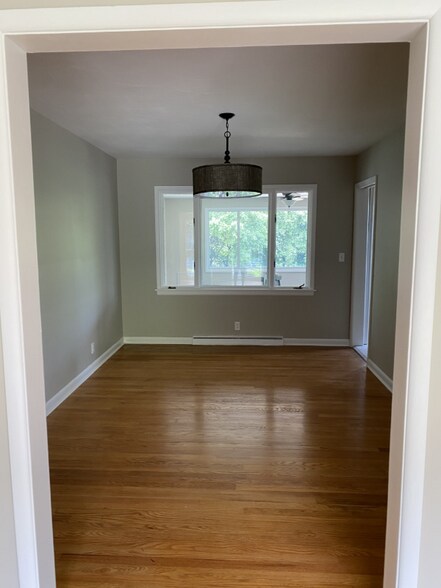 Building Photo - 102 Chaumont Dr