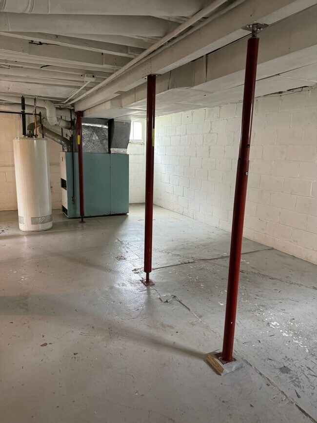 Building Photo - 845 E University Ave