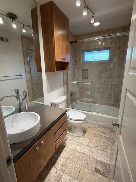 Building Photo - 832 N Las Palmas Ave