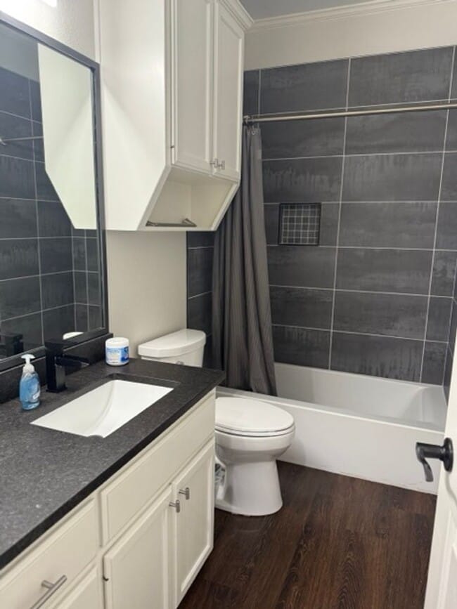 Building Photo - Rare Baylor Bubble Rental | Walk to Campus | 4 Bed / 3 Bath