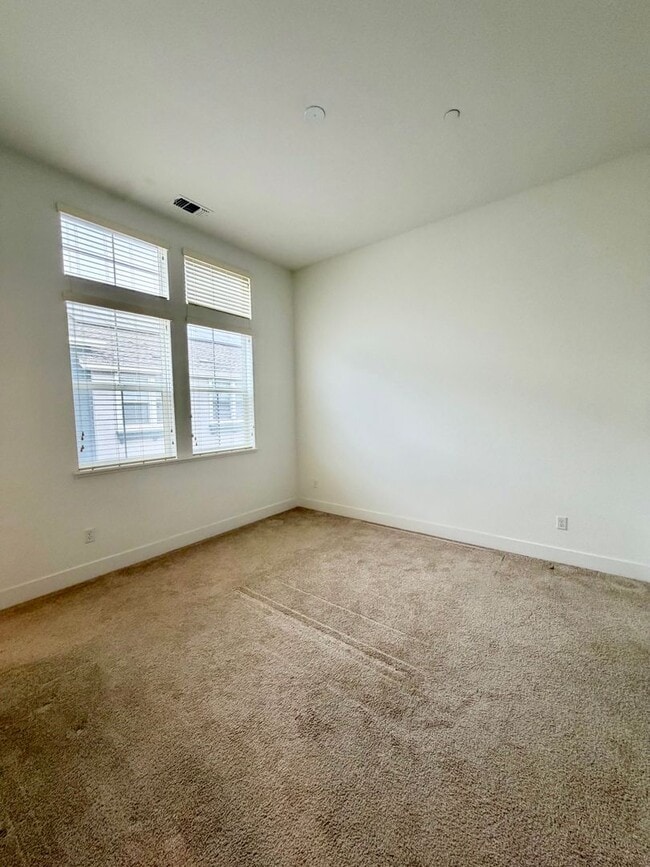 Building Photo - 37316 Suncrest St