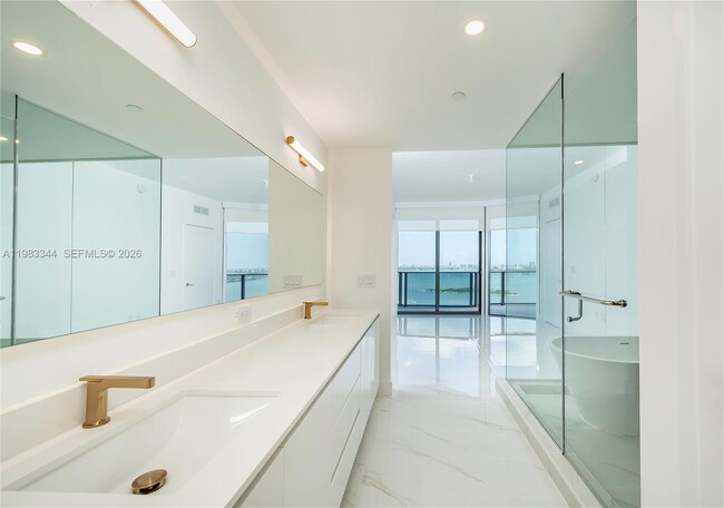 Building Photo - 700 NE 24th St