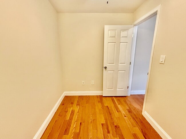 Building Photo - SPACIOUS 3BR/1BA HOUSE w/ Central AC-HARDW...