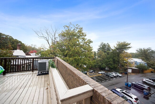 Building Photo - Available Now! Parking! // 3 bedroom 2.5 b...