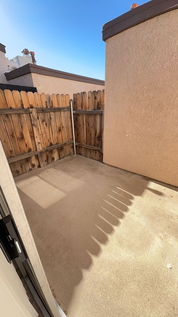 Building Photo - SUPER CUTE 1 BEDROOM SEQUOIA VILLAS APARTMENTS