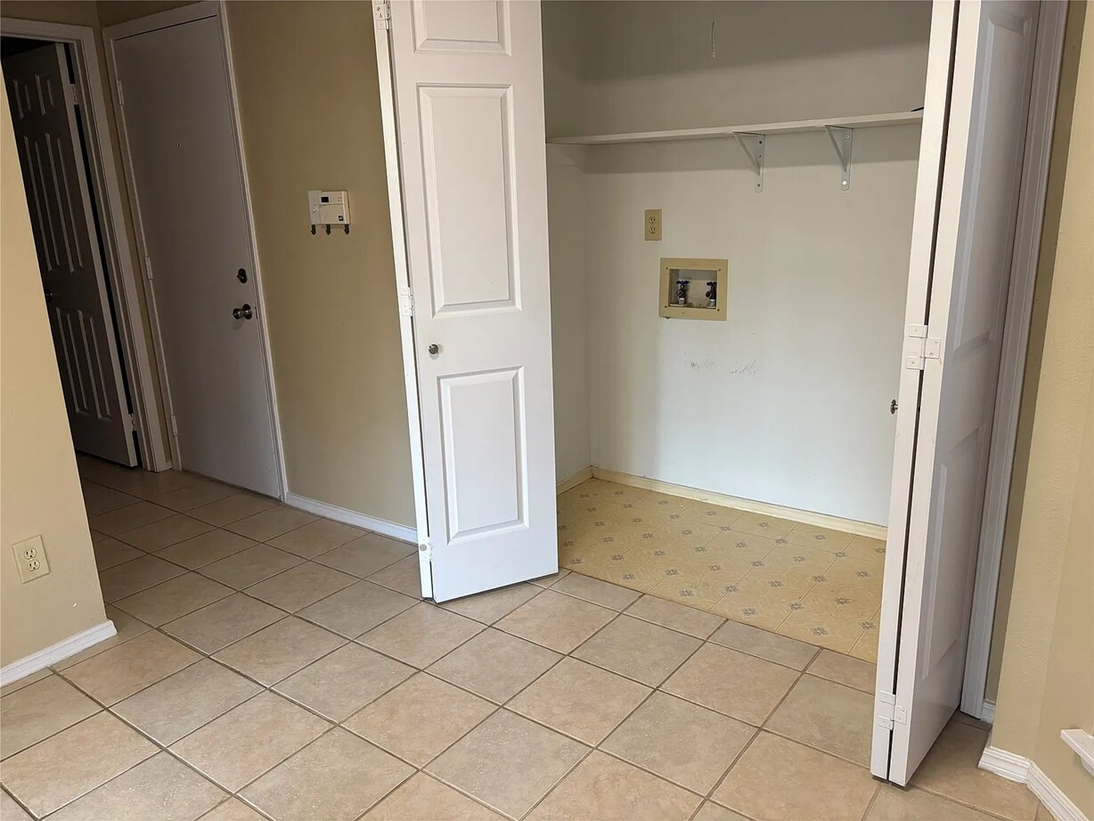 Building Photo - 500 Button Willow Ct