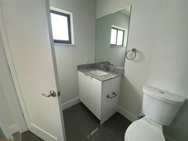 Building Photo - 5613-5615 Polk St