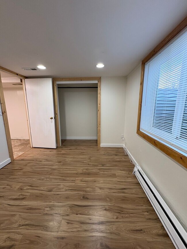 Building Photo - Centrally located 2 bed 1 bath upper level...