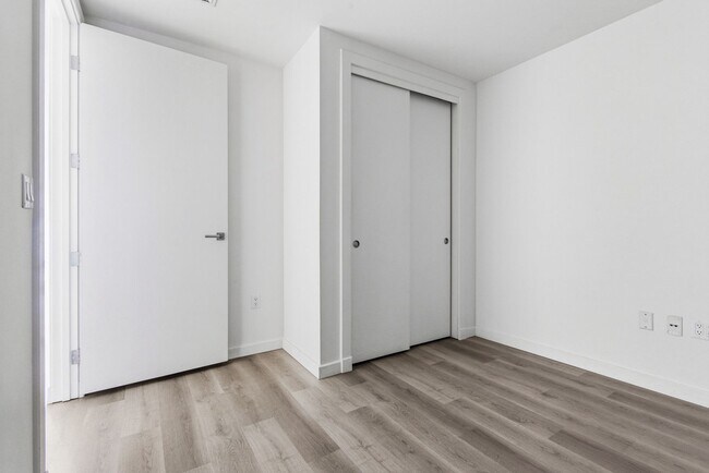 Building Photo - Martin 1905-Stunning Strip Views from this 2Bd Residence