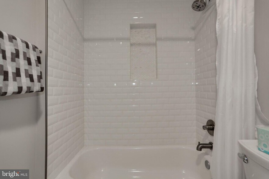 Building Photo - 414 Varnum St NW