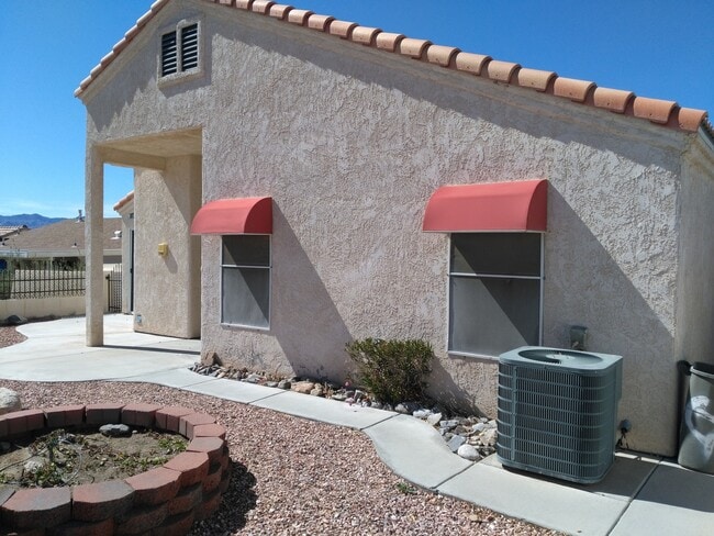 Building Photo - Great 3 Bedroom, 2 Bathroom Home in El Camino Village on the Parkway!
