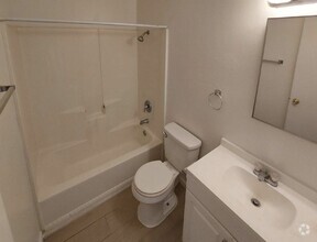 Building Photo - Freshly Updated 2 bed, 1 bath Upstairs Con...