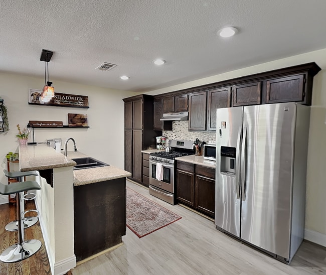 Building Photo - Cook, Entertain, Relax—Welcome Home to Westcliff!