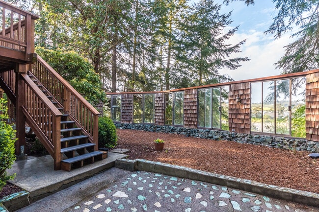 Building Photo - 2 Bed+ 2 Bath Home With Water View