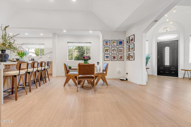 Building Photo - 367 S Oak Ave