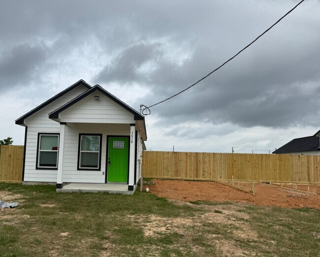 Building Photo - 7018-5914 02