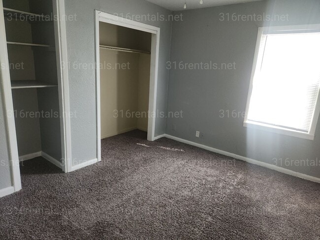 Building Photo - $1,050 3 bedroom / 2 bathroom - Single Family Home