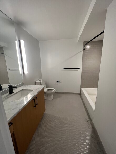 Building Photo - 83 Gardner St