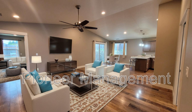 Building Photo - 601 SE Rose Ridge Dr
