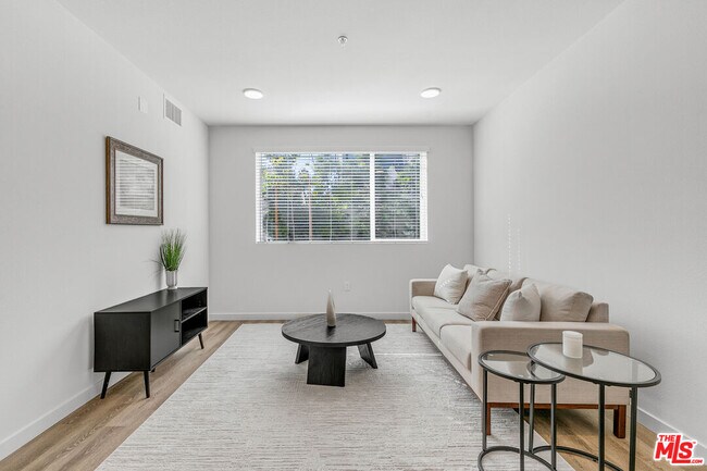 Primary Photo - 10824 Blix St