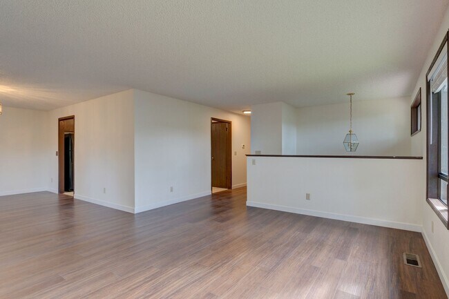 Building Photo - Large Private Rural Home Just West of Downtown Oak Harbor on 5 acres