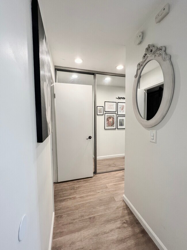 ENTRANCE - 1615 Hotel Cir S