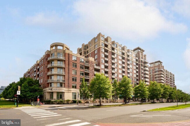 Building Photo - 3600 S Glebe Rd