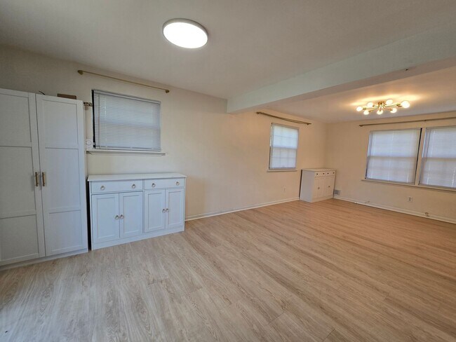 Building Photo - 454 Colonial Dr