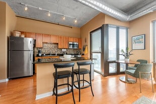 Building Photo - 1000 N Kingsbury St