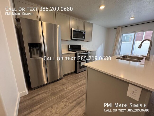 Building Photo - Spacious 3-Bed Townhome with Modern Amenit...