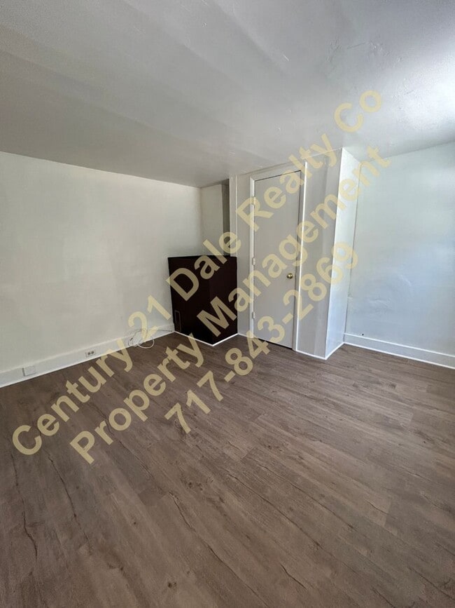 Building Photo - Beautifully redone 3 BR, 1 Bath Townhouse in York Suburban Schools